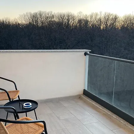 Forest-view Apartment